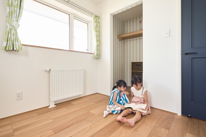 細やかな格子が映える 自然素材と光が織りなす 北欧スタイルの住まい